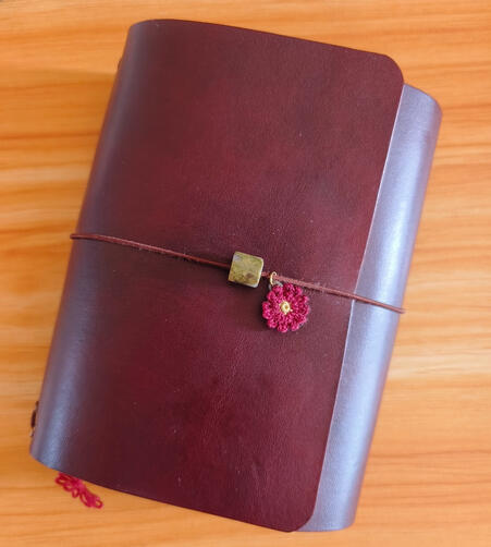 Daisy journal charm